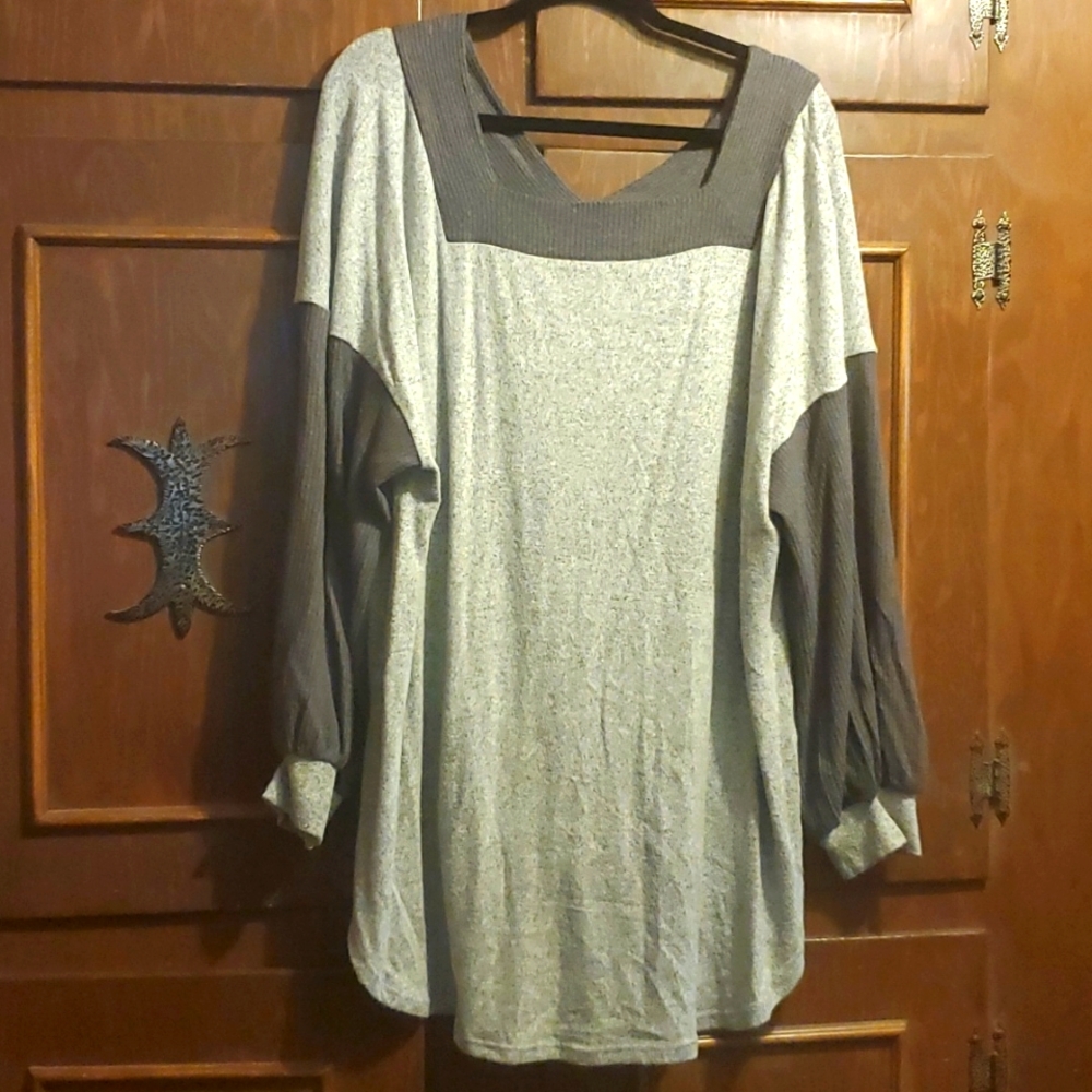 BNWOT two tone gray V or square neck top sz 2XL